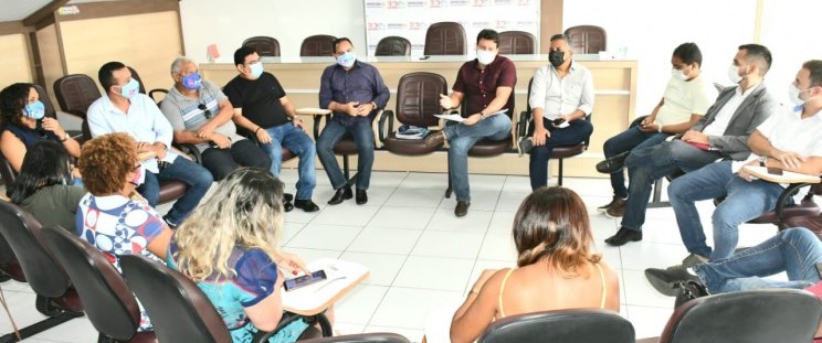 Gestores da Seduc reunidos com a diretoria do Sinproesemma