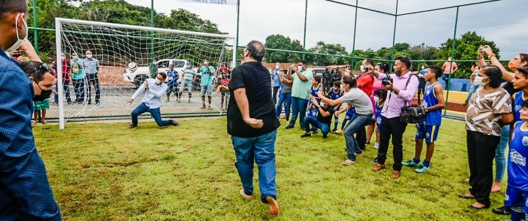 Governador cobrando pênalti na Arenhinha de Presidente Juscelino