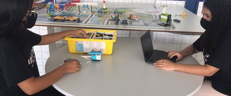 Cada vez mais meninas se interessam pela disciplina Robótica