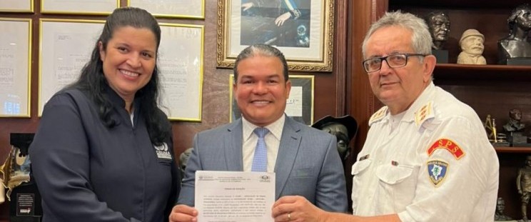 Secretário de Segurança Pública, coronel Silvio Leite recebe doações de Centro Universitário