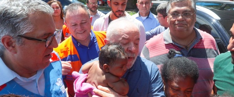 Governador Brandão, presidente Lula e ministro Flávio Dino durante visita a abrigo para famílias afetadas pelas enchentes