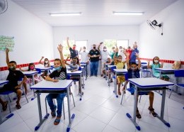 Flávio Dino com alunos da Escola Santa Maria
