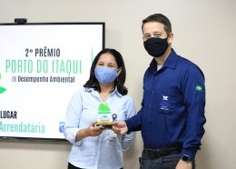 A gerente de Meio Ambiente da EMAP, Luane Lemos, entrega o troféu para o gerente de Terminal da Granel Química, Maycon Melo