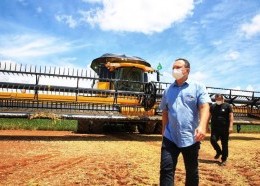 Brandão visita lavoura de soja em Sebastião Leal, no Piauí. (Foto: Júnior Foicinha)