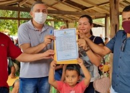 Presidente do Iterma, Júnior Verde (camisa cinza), durante entrega de título de propriedade no interior do Maranhão