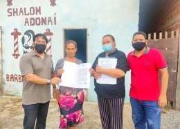 O título é entregue em casa  pelos técnicos da Secid (Foto: Divulgação)